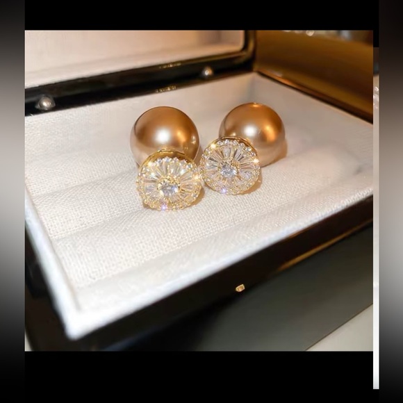 Gorgeous light brown pearl back swarovski elements stud earrings - Picture 3 of 12